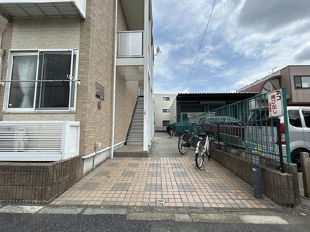レオパレス千代田パレスのエントランス