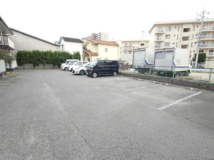 プレジールむらかみの駐車場