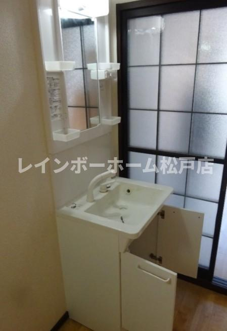メゾンフジの洗面所|明るい洗面所です