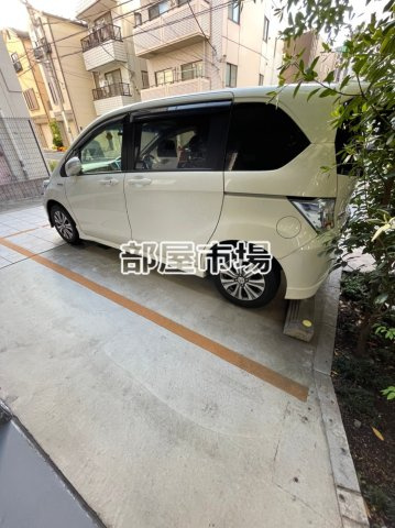 フェルクルールプレスト上野根岸の駐車場