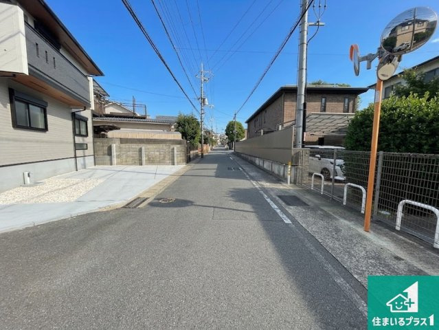 ★29(土)30(日)現地見学可能！★宇治市神明石塚　新築一戸建ての前面道路含む現地写真|周辺は閑静な住宅街！前面道路広々で車の出し入れも便利です。駐車が苦手な方でも安心して車庫入れできます！