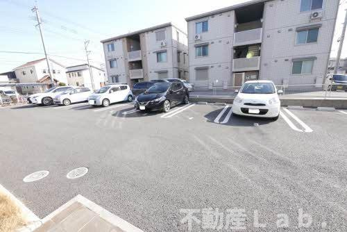 グレースガーデン田井島の駐車場