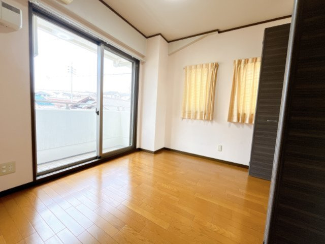 HOLLY HILLS RESIDENCE 　WESTの居間・リビング|別部屋同一間取りのお写真となります。