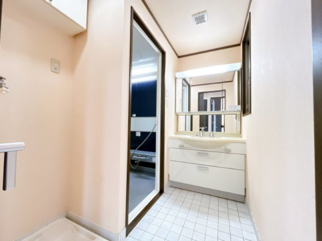 HOLLY HILLS RESIDENCE 　WESTの洗面所|別部屋同一間取りのお写真となります。