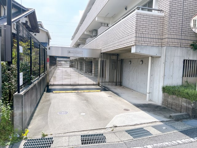HOLLY HILLS RESIDENCE 　WESTの駐車場