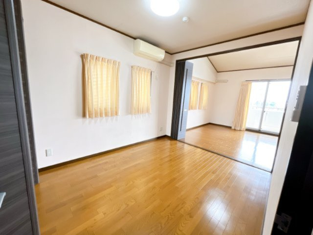 HOLLY HILLS RESIDENCE 　WESTの居間・リビング|別部屋同一間取りのお写真となります。