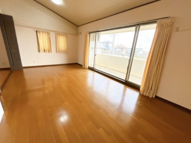HOLLY HILLS RESIDENCE 　WESTの居間・リビング|別部屋同一間取りのお写真となります。