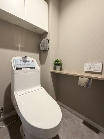 サンシティ西京極壱番館のトイレ|多機能なウォシュレット付！温かい便座でホッと一息つけちゃう至福の空間に。（R8.7撮影）