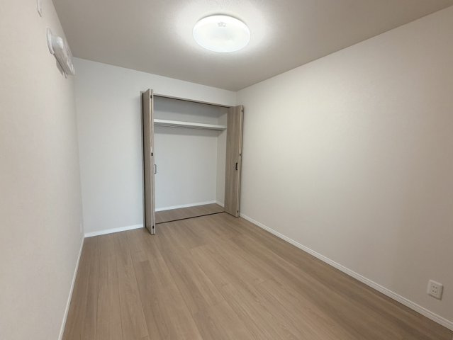 サンシティ西京極壱番館の洋室|【5帖洋室】
リビングと繋げてお使いいただける一室です。（R8.7撮影）