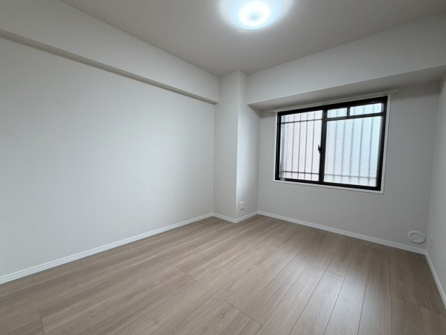 サンシティ西京極壱番館の洋室|【6帖洋室】
木目の自然な模様や落ち着きある色味が、お部屋に温かみをもたらします。壁紙は白を基調としており、インテリアプランも考えやすいシンプルな仕上がりです。（R8.7撮影）