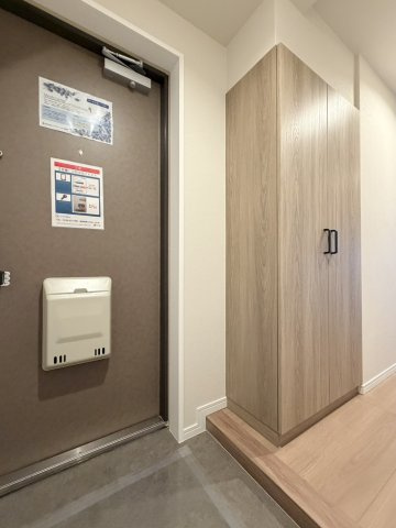 サンシティ西京極壱番館の玄関|住まいの「顔」となる玄関。スッキリした玄関にできるシューズボックスは欠かせない存在ですね♪（R8.7撮影）