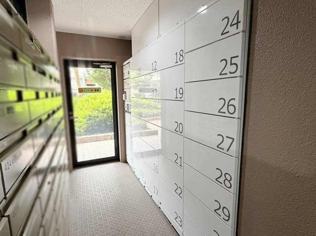 サンシティ西京極壱番館|『宅配ボックス完備！』外出中もお荷物を受け取ることができ、再配達の手間が省けます♪（R8.7撮影）