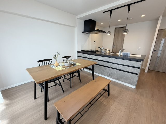 サンシティ西京極壱番館の居間・リビング|対面キッチンとなっている為、お料理中もご家族とコミュニケーションがとれますね♪（R8.7撮影）