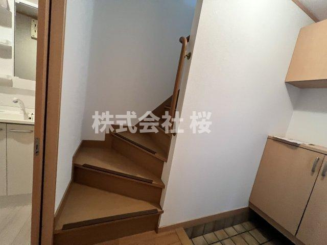 淀川区加島３丁目中　中古戸建の玄関|収納もある玄関から、２階へとつながる階段です。
