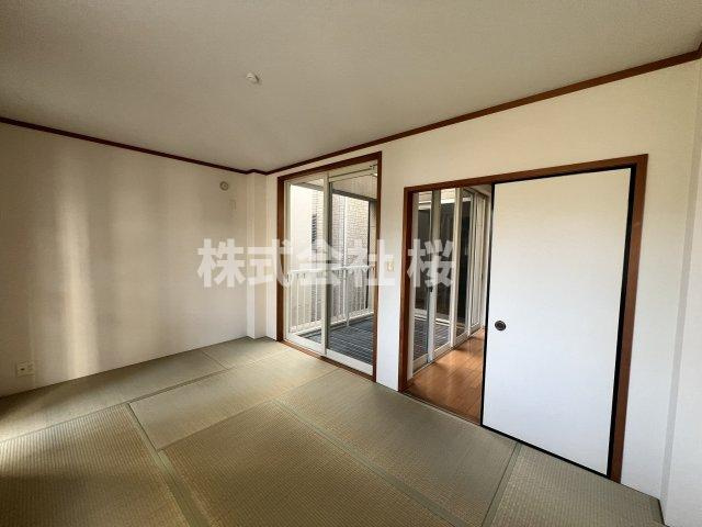 淀川区加島３丁目中　中古戸建の和室|明るい和室からテラスとリビングにつながる入口です。