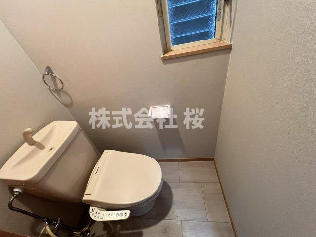 淀川区加島３丁目中　中古戸建のトイレ|トイレに窓があります。