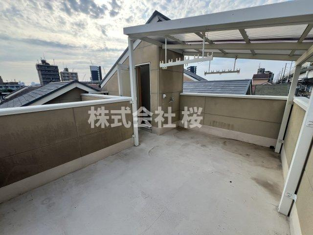淀川区加島３丁目中　中古戸建のバルコニー|外からの目が気にならないバルコニーで洗濯物が干せます