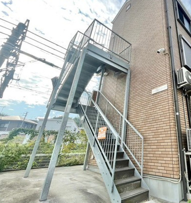チャーリーズハウス北久里浜のその他共用部分|2階部分へと続く階段♪