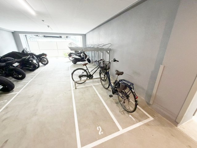 セレニテ江坂ミラクの駐車場