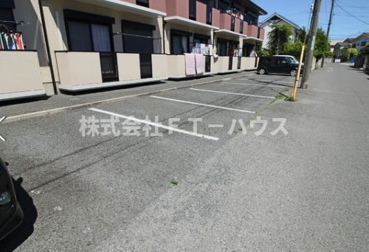 アムール宮久保の駐車場