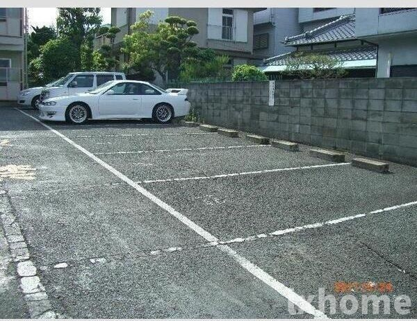 ネオコーポ都 西棟の駐車場