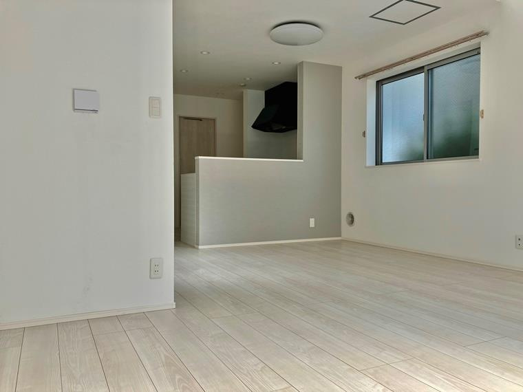 和泉戸建の居間・リビング