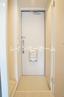 仲介手数料（賃料の1.10ヵ月）の50％OFF対象物件！の玄関|明るい玄関です