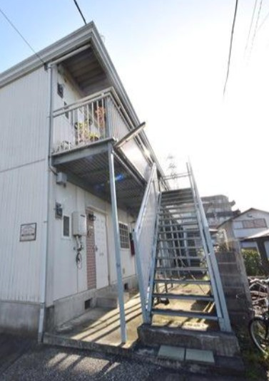 横浜市旭区本宿町のアパートのエントランス