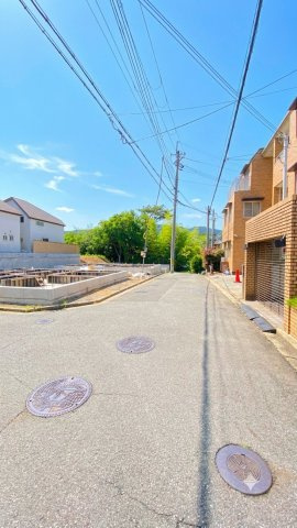 五月ケ丘の前面道路含む現地写真
