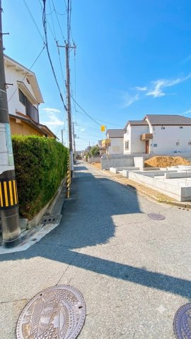 五月ケ丘の前面道路含む現地写真