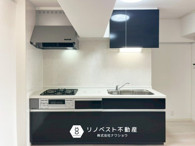 アクロシャトー俊徳道のキッチン|新調済みのシステムキッチン完備◎
ブルーが鮮やかでおしゃれです◎収納もしっかりございます♪