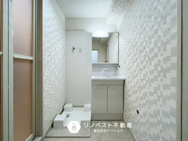 アクロシャトー俊徳道の洗面所|シャワー付き独立洗面台完備◎
白を基調としており清潔感バッチリ♪