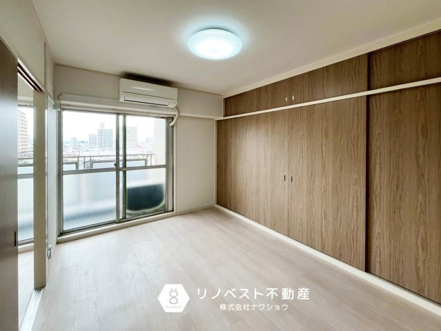 アクロシャトー俊徳道の洋室|約6帖の洋室♪
大容量のクローゼット完備◎ご夫婦のお洋服はこのスペースにまとまりそうですね♪