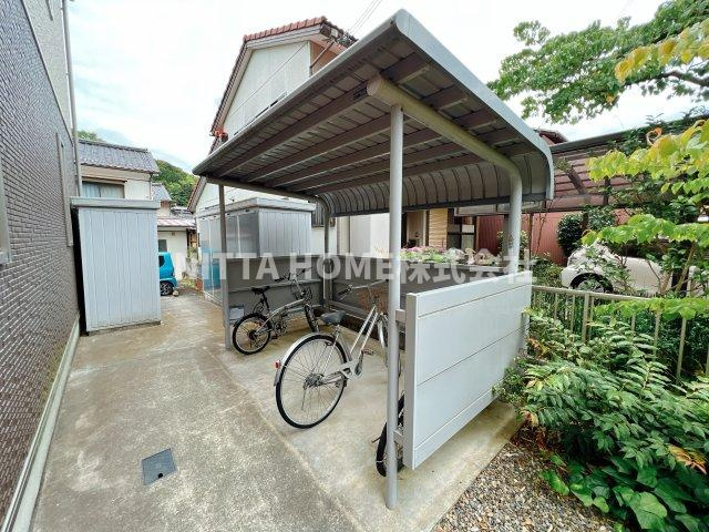 シャーメゾン　リラフォートのエントランス|屋根付きの駐輪場も付いています◎