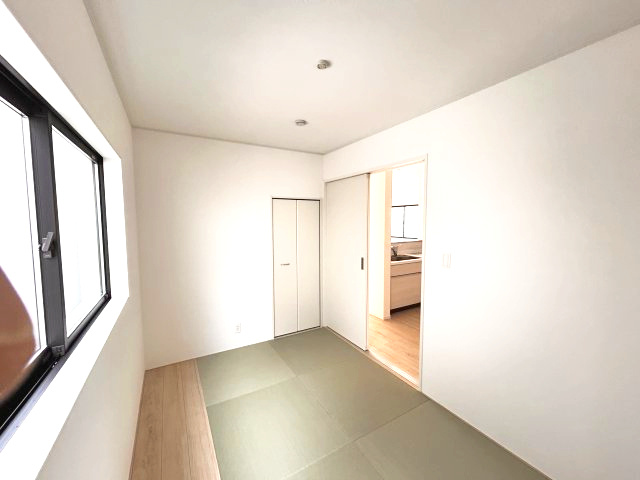 【Cradle garden】壬生町緑町 第3 全2邸の和室|〇2号棟　1F和室５帖〇
キッチン横の和室は家事の合間に目の届く、子育て、お昼寝スペースに最適です。家事室やリラクゼーション空間など、マルチに使える万能スペースです。
※2026年9月撮影