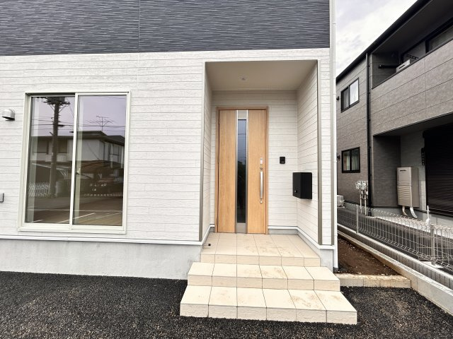 【Cradle garden】壬生町緑町 第3 全2邸の玄関|〇1号棟　玄関アプローチ〇
毎日を明るく迎える陽だまりに包まれた玄関アプローチ。防犯カメラ、TVモニター付きインターホン完備で、防犯面でも安心♪雨が吹き込みにくい実用的なポーチ設計です。
