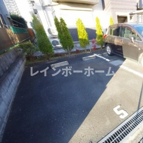 コンフォートルミナスAの駐車場