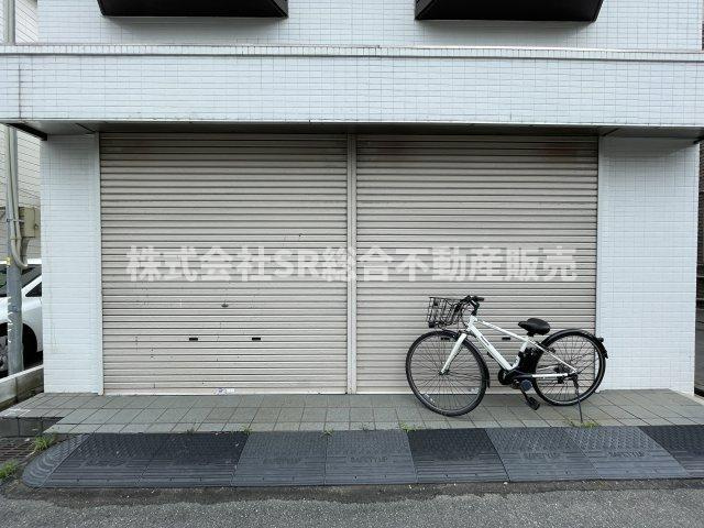 小若江2丁目中古戸建の駐車場|シャッター付き車庫は駐車スペース広々2台分有！雨風から大事なお車を守られますし、防犯性も高いです！