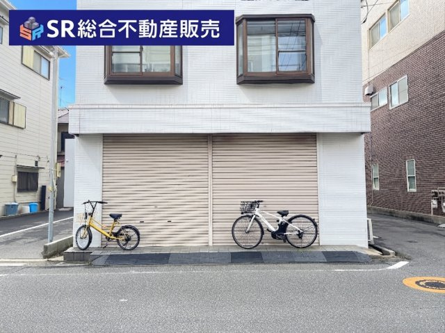 小若江2丁目中古戸建の駐車場|シャッター付き車庫は駐車スペース広々2台分有！雨風から大事なお車を守られますし、防犯性も高いです！
