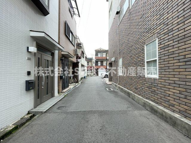 小若江2丁目中古戸建の前面道路含む現地写真|リフォームや住宅ローン・東大阪市の不動産の事なら弊社にお任せ下さいませ！
各地域の特徴・グルメ・裏道やその他、細かい情報等も熟知した
東大阪市出身のスタッフが新生活を送るお客様をサポート致します！
