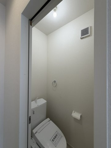 【トイレ】 | 藤沢市高倉3期 新築戸建 全1棟