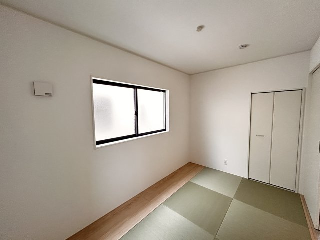 【Cradle garden】壬生町緑町 第3 全2邸の和室|〇2号棟　1F和室５帖〇
キッチン横の和室は家事の合間に目の届く、子育て、お昼寝スペースに最適です。家事室やリラクゼーション空間など、マルチに使える万能スペースです。
※2026年9月撮影