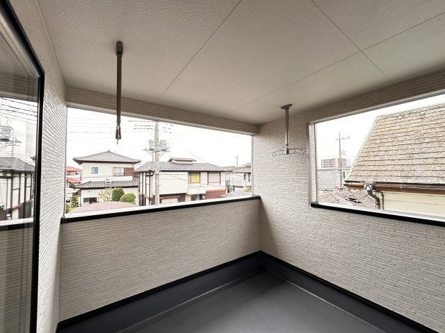 【Cradle garden】壬生町緑町 第3 全2邸のバルコニー|〇2号棟2wayインナーバルコニー〇
２部屋から出入りできる家事ラク2way動線。角度の変えられる物干し受け標準装備！
テーブルなどを配置すれば、テラスとしても利用できる広さ♪
※2026年9月撮影