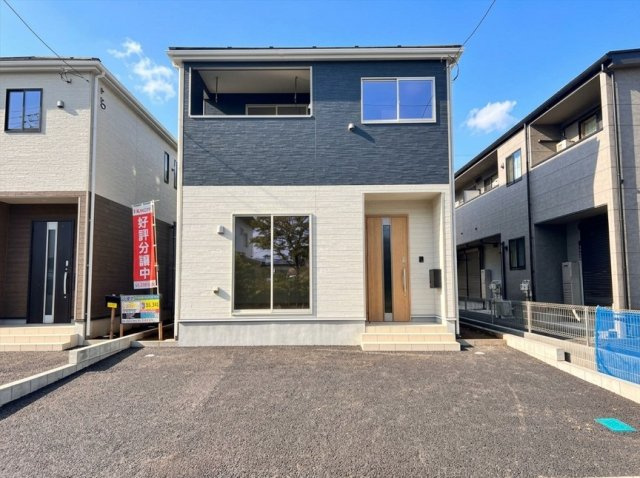 【Cradle garden】壬生町緑町 第3 全2邸の外観|〇1号棟【3LDK+ストレージルーム+テレワークルーム+カースペース２台】
帰宅後すぐの水回り動線がスムーズ。1Fの独立したストレージルームは生活感を隠しながら日用品や季節物を一括管理できます♪
