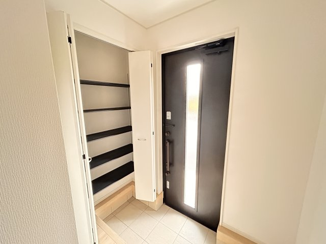 【Cradle garden】壬生町緑町 第3 全2邸の収納|〇2号棟　玄関〇
高さ調節自由な可動棚付きシューズインクローク。棚を外せば高さのあるブーツ類やベビーカー・ゴルフバッグなどもキレイにすっきり収納できます！
※2026年9月撮影
