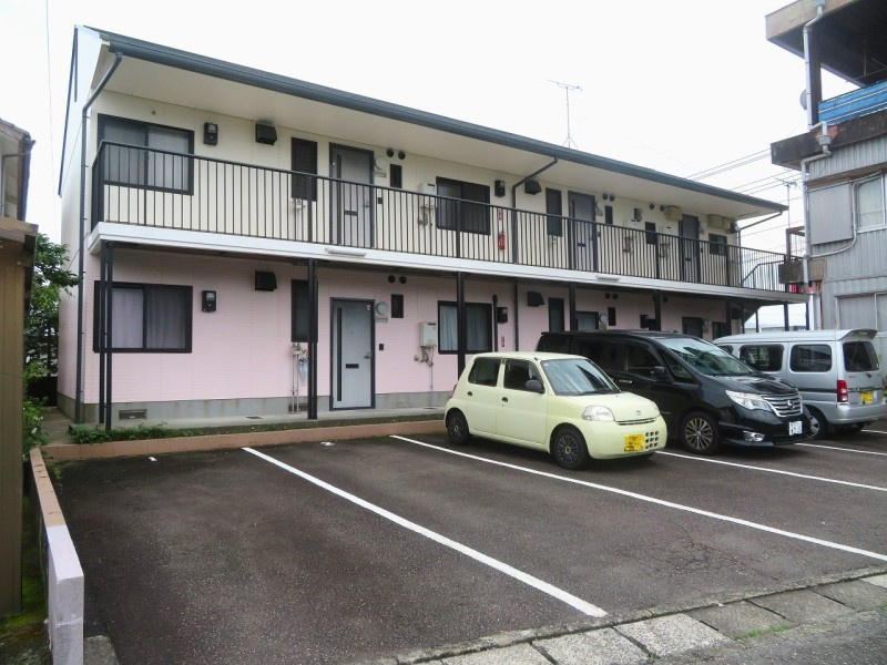 サーパス原町の駐車場