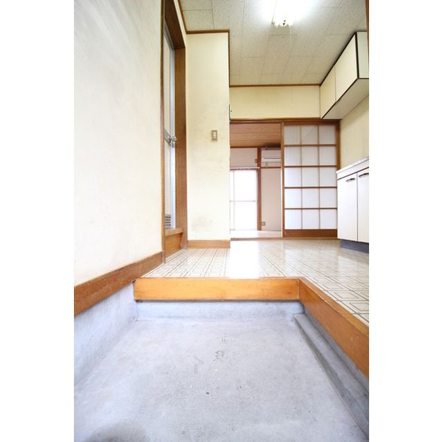 青梅市本町のアパートの玄関