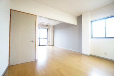 【居間・リビング】 | ガーデンプレイスめいわ | ※同物件、同タイプ、間取り反転のお部屋です