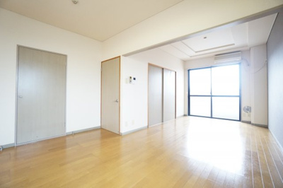 【居間・リビング】 | ガーデンプレイスめいわ | ※同物件、同タイプ、間取り反転のお部屋です