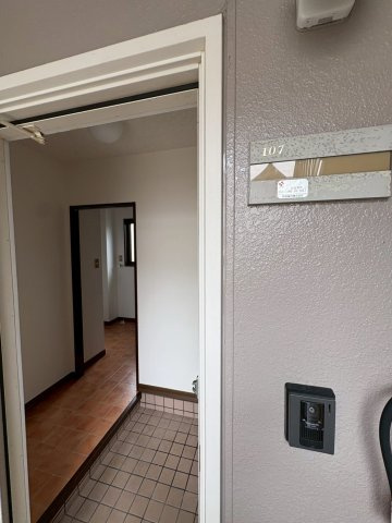 エトワール三津屋　B棟の玄関